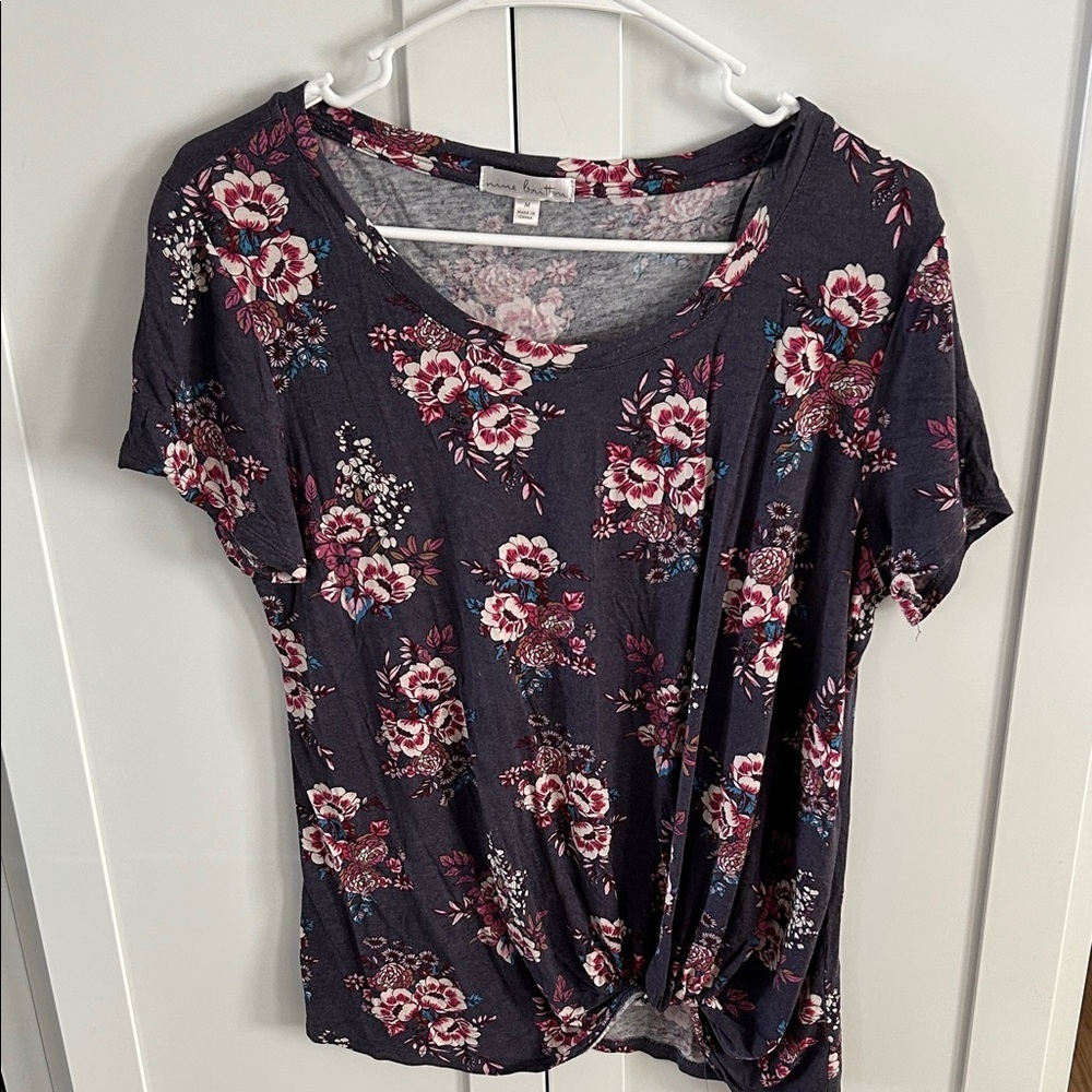 Nine Britton stitch fix Women’s size medium  Floral Short Sleeve Top